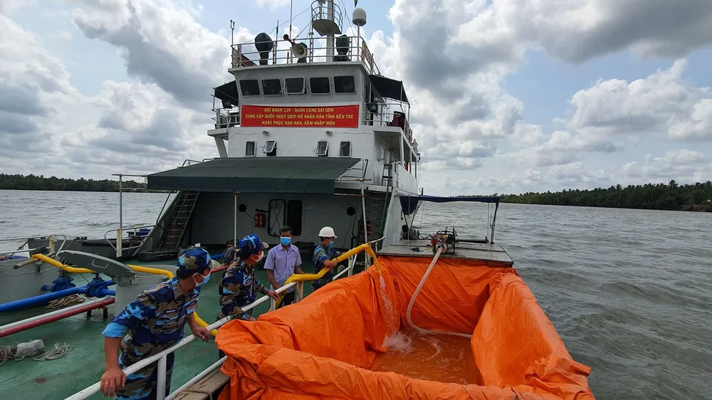 Tàu hải quân đưa hàng triệu lít nước ngọt đến vùng hạn mặn