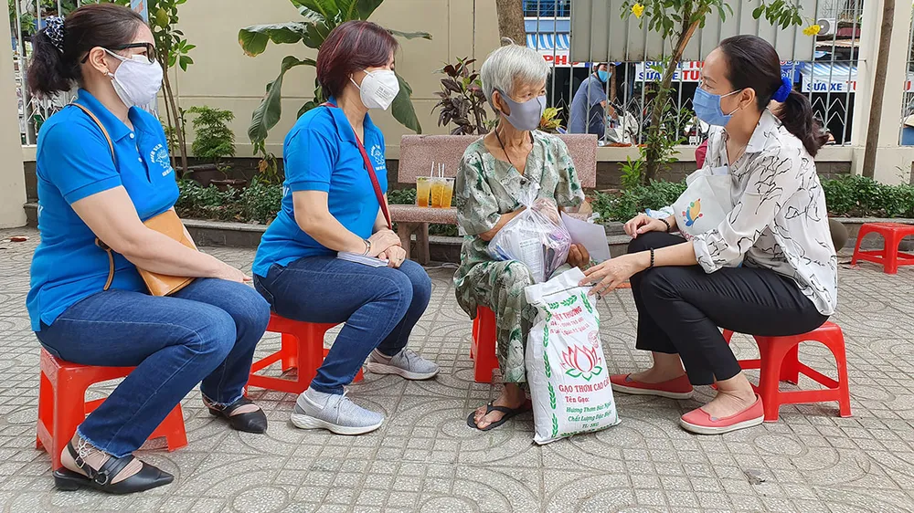 Bà Dương Thị Lê (phường 4, quận 8) bị suy tim, tật hai tay, mưu sinh bằng nghề lượm ve chai chia sẻ cảm xúc với các mạnh thường quân.   Ảnh: DIỄM MY