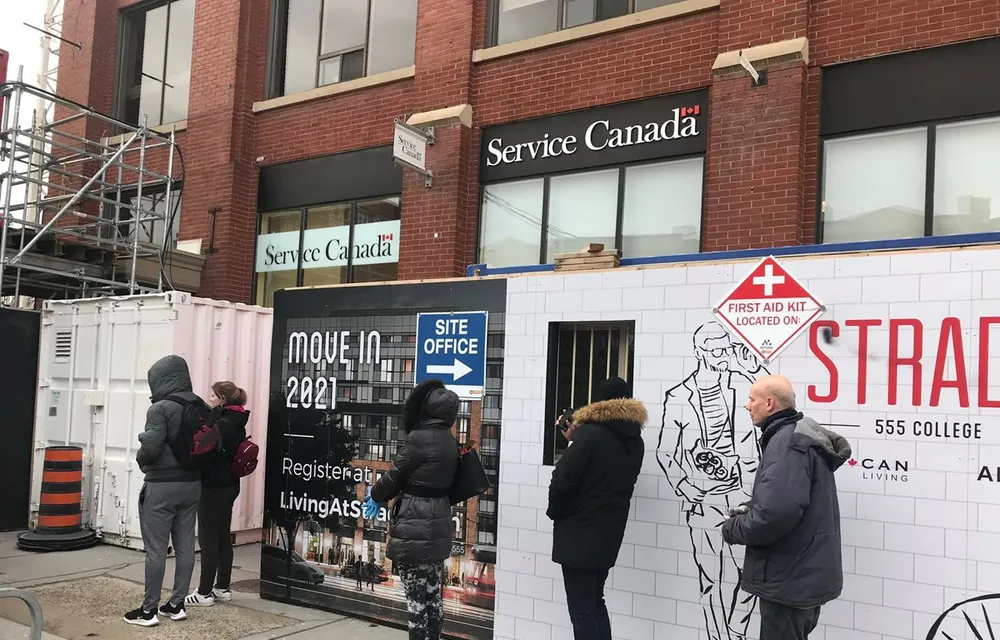 Người dân xếp hàng nộp đơn xin nhận trợ cấp thất nghiệp tại Toronto, Canada. Nguồn: CTV Toronto News