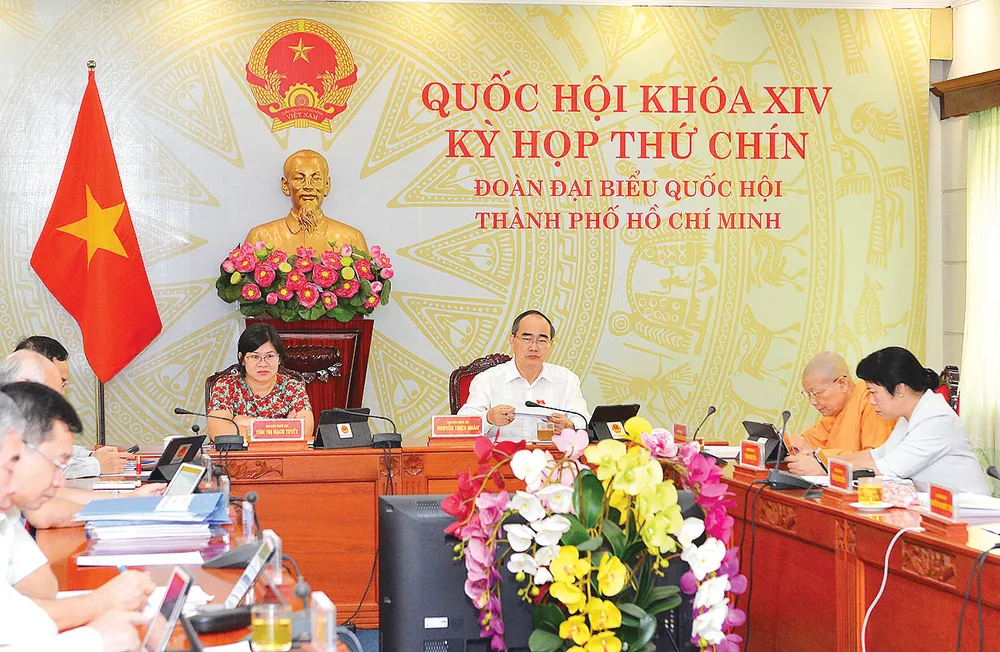 Bí thư Thành ủy TPHCM  Nguyễn Thiện Nhân cùng các thành viên Đoàn đại biểu  Quốc hội TPHCM  dự kỳ họp thứ 9 Quốc hội khóa XIV  tại điểm cầu TPHCM. Ảnh: VIỆT DŨNG