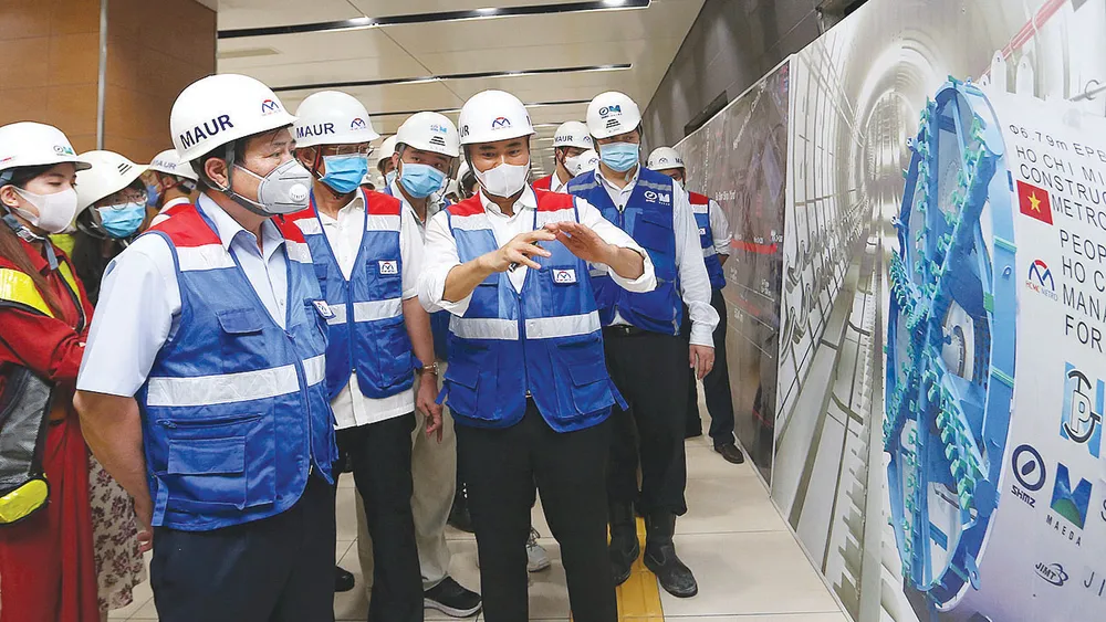 Chủ tịch UBND TPHCM Nguyễn Thành Phong tham quan công trường Ga Nhà hát Thành phố  của tuyến đường sắt đô thị số 1 Bến Thành - Suối Tiên ngày 27-4-2020. Ảnh: HOÀNG HÙNG