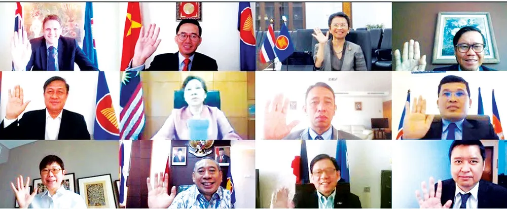  Đại sứ các nước ASEAN, New Zealand và đại diện Ban thư ký ASEAN tham dự cuộc họp lần thứ 8.  Ảnh: TTXVN 