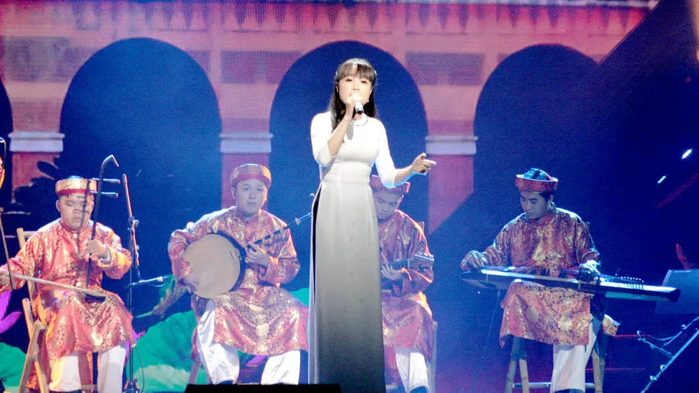 Ca cổ Bài ca Thành phố mùa xuân  do ca sĩ Thảo Vy, đoàn TPHCM biểu diễn