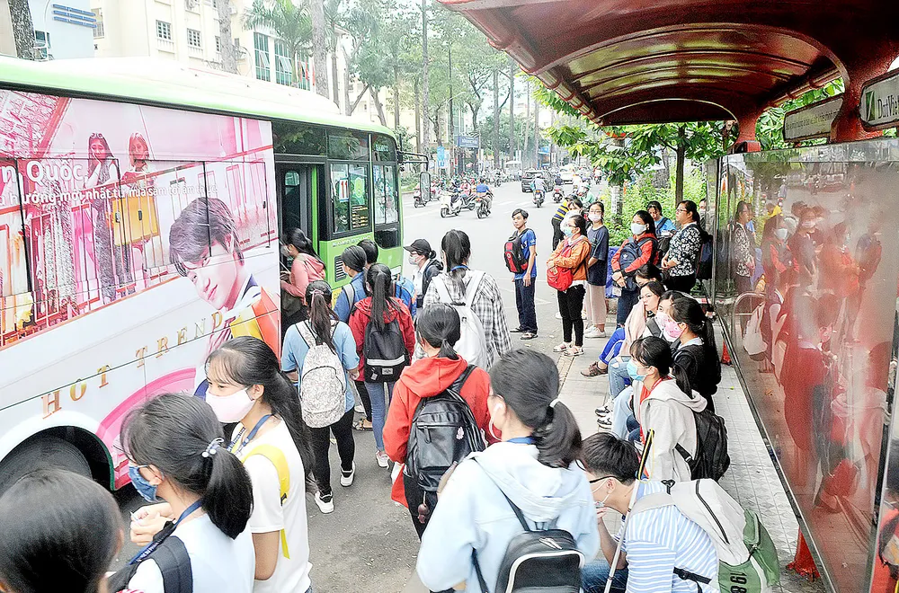 Mạng lưới xe buýt TPHCM hiện đang đáp ứng một phần nhu cầu đi lại của người dân. Ảnh: CAO THĂNG