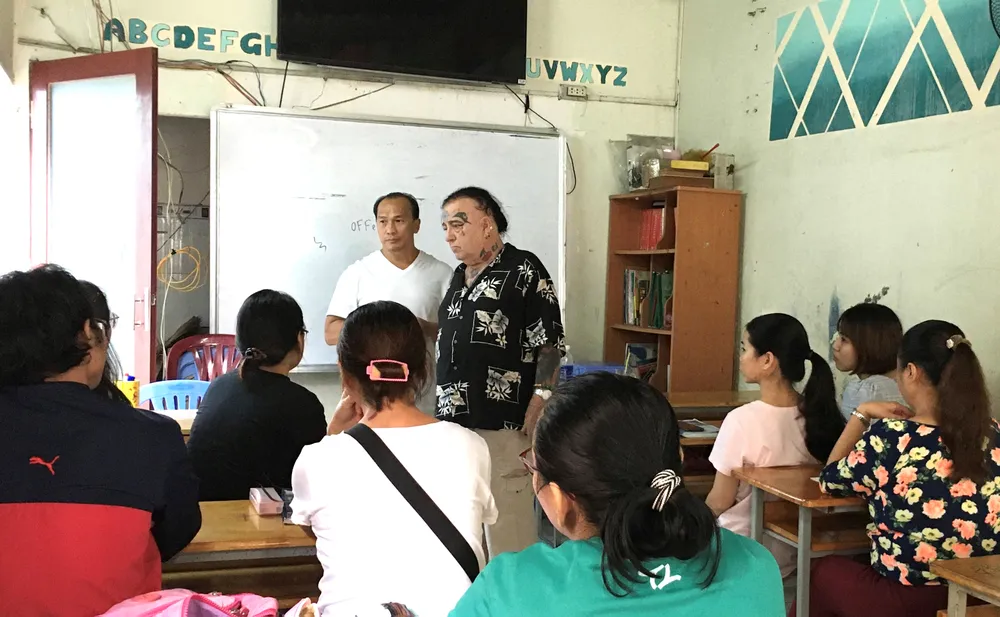 Một lớp học ngoại ngữ miễn phí tại chùa Lá