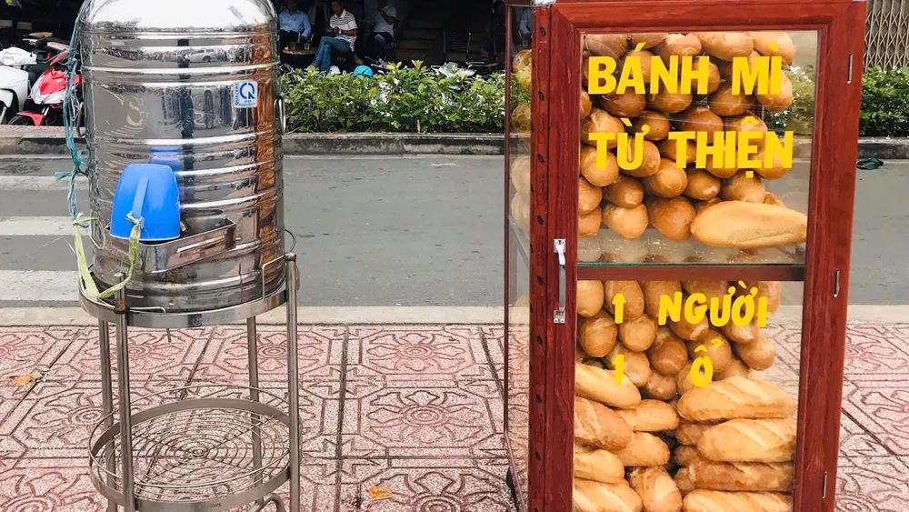 Tủ bánh mì đầy ắp, nóng hổi đặt trên vỉa hè để tặng người lao động nghèo