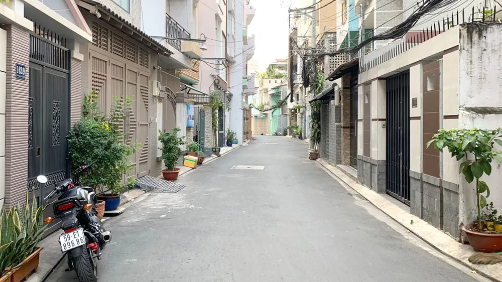 Tuyến hẻm 162 Phan Đăng Lưu thông thoáng sau khi được "nắn" lại.