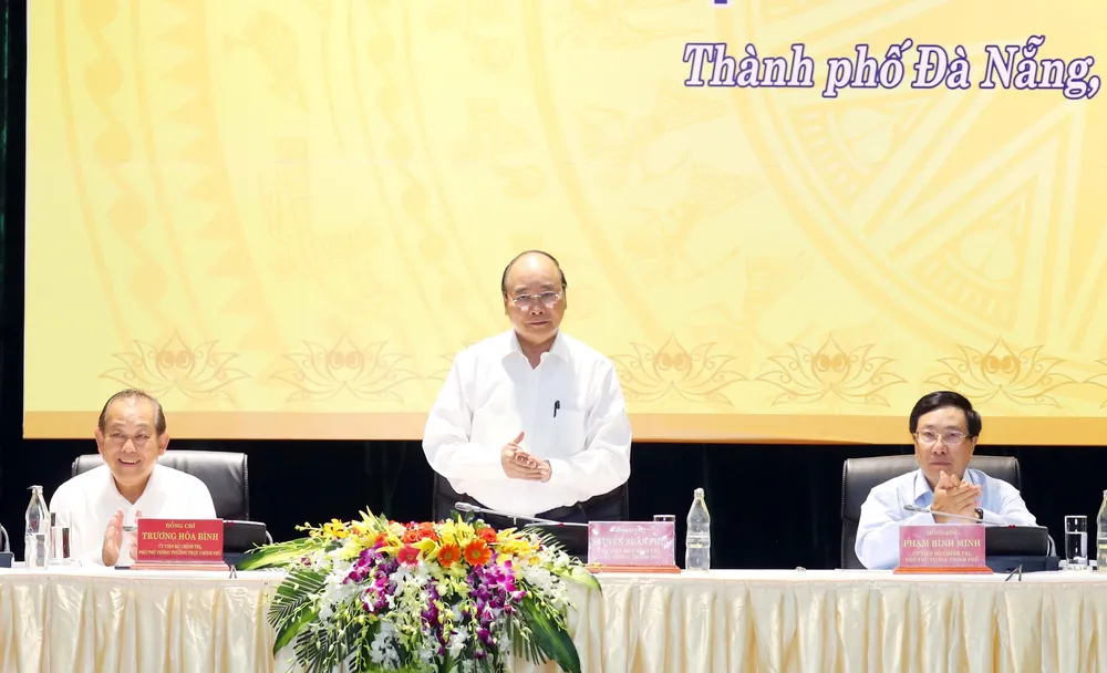Thủ tướng  Nguyễn  Xuân Phúc cùng Phó Thủ tướng Thường trực Trương Hòa Bình và Phó Thủ tướng,  Bộ trưởng  Bộ Ngoại giao  Phạm  Bình Minh  chủ trì hội nghị. Ảnh: TTXVN