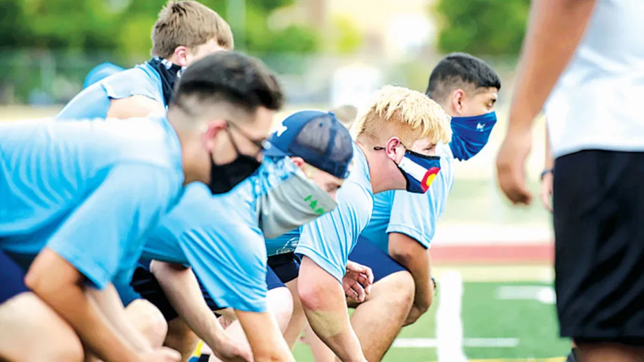 Học sinh một trường học ở bang Colorado (Mỹ) tham gia hoạt động thể thao trong mùa dịch Covid-19