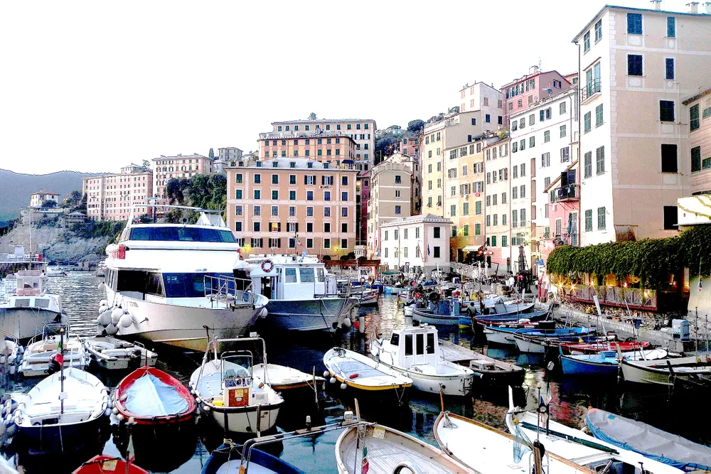 Bến thuyền tại Camogly, miền Nam Italy vắng khách do Covid-19