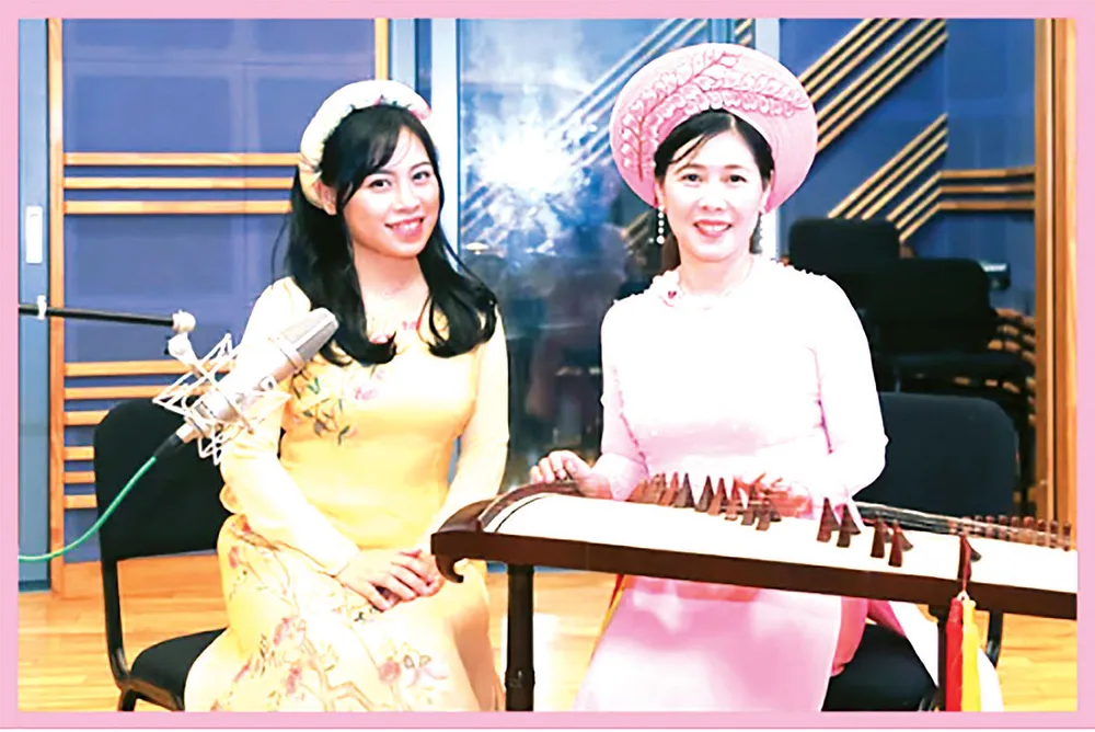 Nghệ sĩ đàn tranh Đỗ Mỹ Phương (phải)