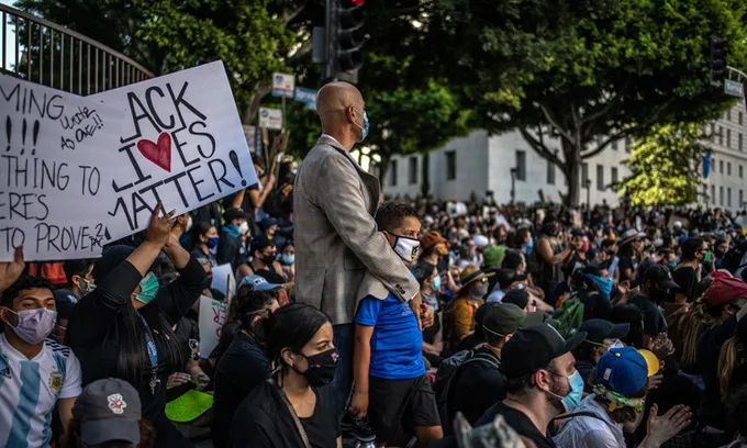 Một cuộc biểu tình vì quyền lợi của người da màu tại thành phố Los Angeles, bang California, Mỹ. Ảnh: NY Times