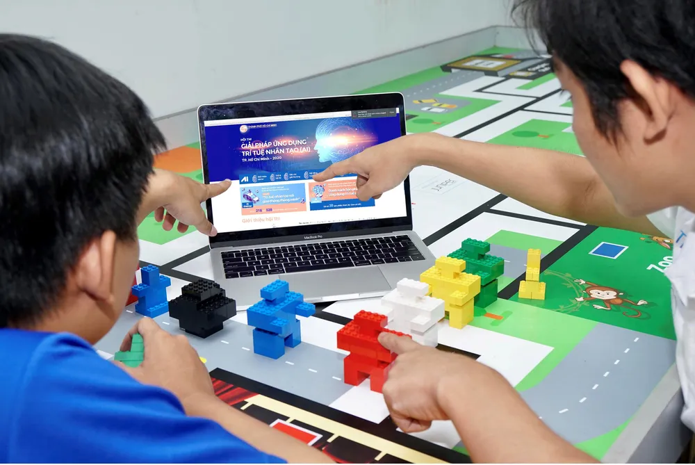 Các bạn trẻ đăng ký dự thi giải pháp ứng dụng AI  trong việc xử lý giao thông đô thị. Ảnh: HOÀNG HÙNG