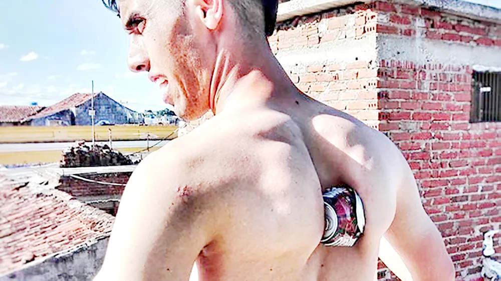 Bóp dẹp 84 lon bia/phút bằng xương bả vai