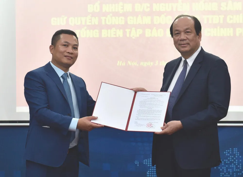 Bộ trưởng, Chủ nhiệm VPCP Mai Tiến Dũng trao quyết định tiếp nhận và bổ nhiệm ông Nguyễn Hồng Sâm giữ chức vụ quyền Tổng Giám đốc Cổng TTĐT Chính phủ kiêm Tổng Biên tập Báo điện tử Chính phủ. Ảnh: VGP