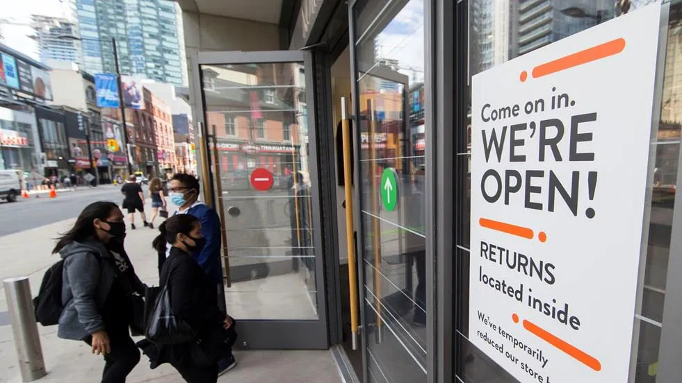 Người dân tới mua hàng tại một trung tâm thương mại ở Toronto, Canada. Ảnh: THX/TTXVN   