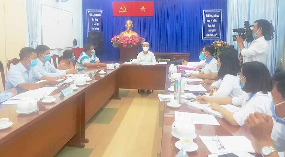 Phó Chủ tịch UBND TPHCM Võ Văn Hoan tiếp, giải quyết khiếu nại của công dân trong một vụ việc.  Ảnh: HOÀI NAM