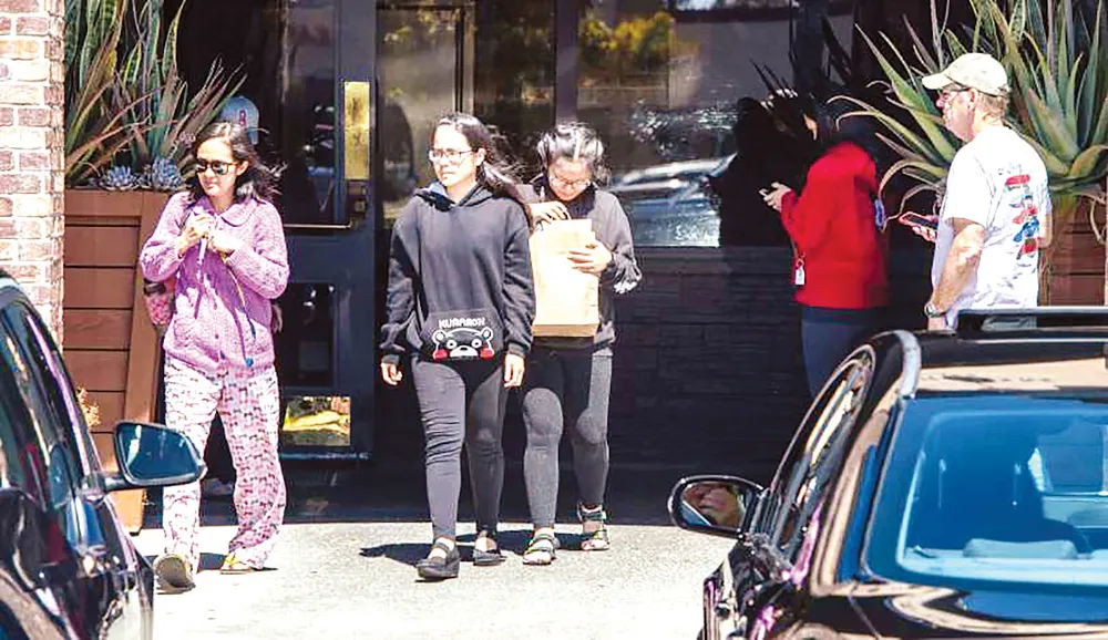 Sinh viên và người cao tuổi đến nhận bữa trưa miễn phí  tại The Recess Room