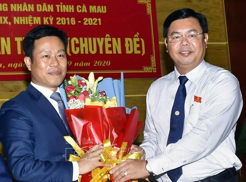 Bí thư Tỉnh ủy, ông Nguyễn Tiến Hải (phải) tặng hoa chúc mừng ông Lê Quân được đại biểu HĐND tỉnh bầu giữ chức vụ Chủ tịch UBND tỉnh, tại Kỳ họp thứ 13, HĐND tỉnh khóa IX, ngày 3-9
