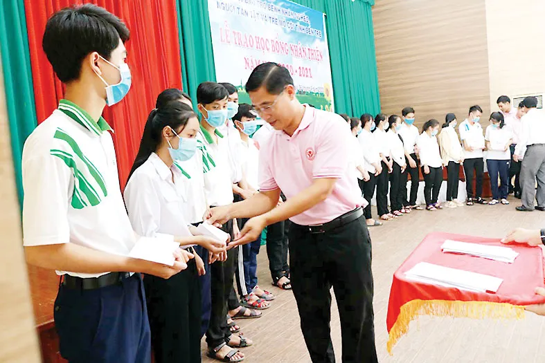 Anh Hồ Văn Đức - Trợ lý Phó Tổng Giám đốc Công ty CP Chăn nuôi C.P Việt Nam (áo hồng) đại diện CPV  trao học bổng Nhân Thiện cho các em học sinh nghèo, vượt khó tại huyện Mỏ Cày Bắc, tỉnh Bến Tre