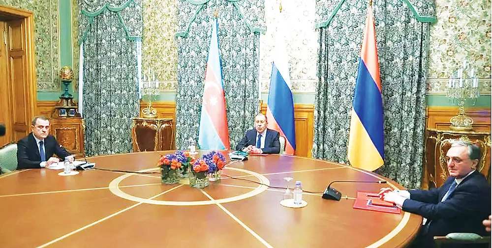 Ngoại trưởng Armenia Zohrab Mnatsakanyan, Ngoại trưởng Nga Sergei Lavrov  và Ngoại trưởng Azerbaijan Jeyhun Bayramov tại vòng đàm phán ở Moscow