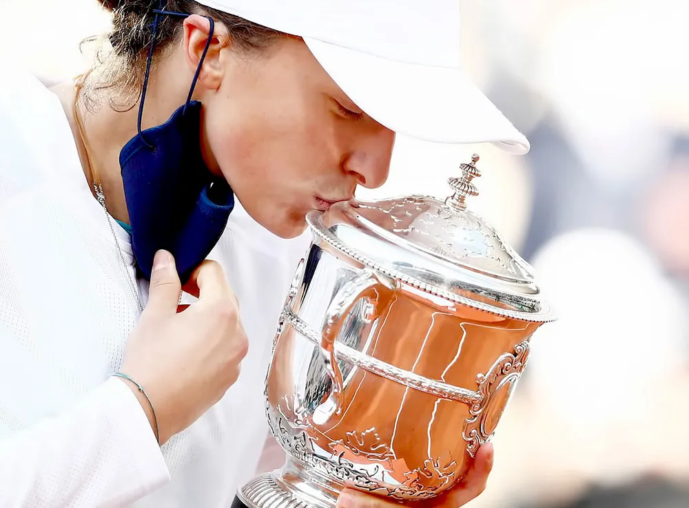 Iga Swiatek mừng chiến thắng lịch sử