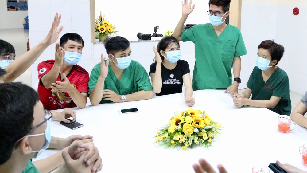 Các bác sĩ trẻ tại BV điều trị Covid-19 Cần Giờ xung phong lên tuyến đầu tiếp nhận  và chăm sóc người bệnh.  Ảnh: HOÀNG HÙNG