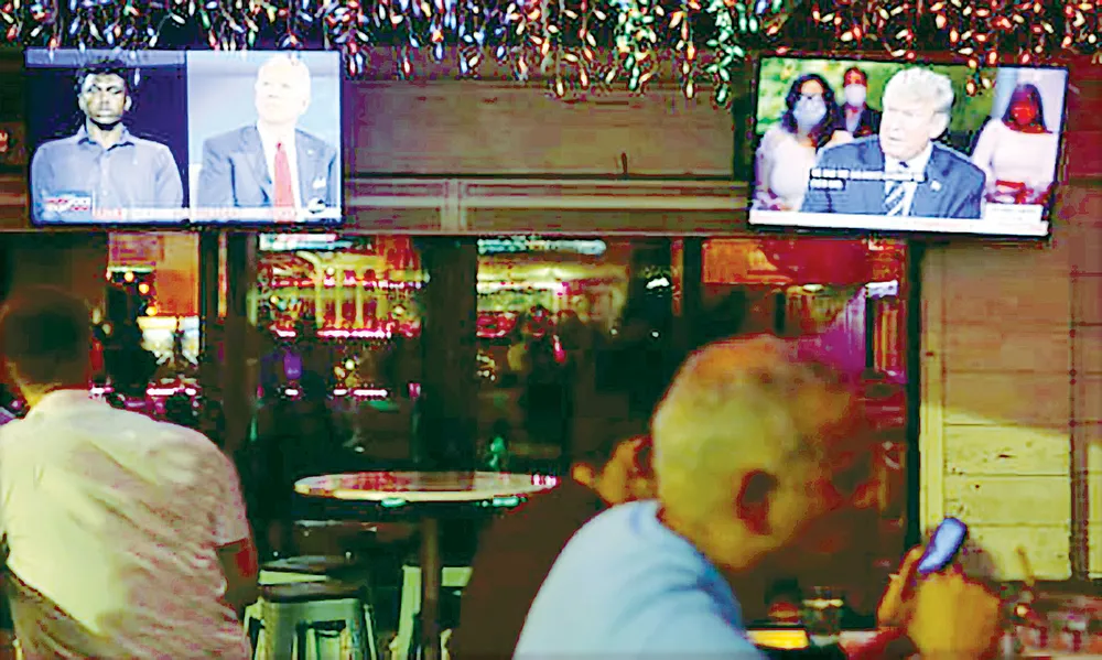 Cuộc tranh luận giữa 2 ứng viên Tổng thống Mỹ được phát sóng trực tiếp                                 trên nhiều kênh truyền hình ở Florida                                       Ảnh: REUTERS