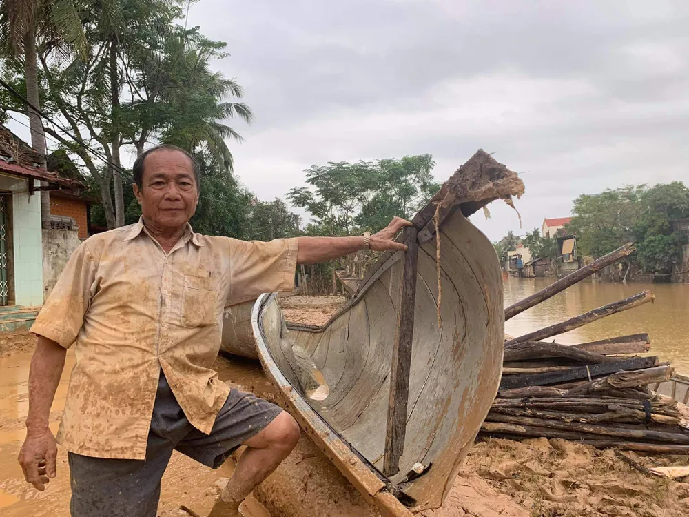 Ông Võ Văn Bình cứu sống 100 đồng bào trong đợt mưa lũ vừa qua