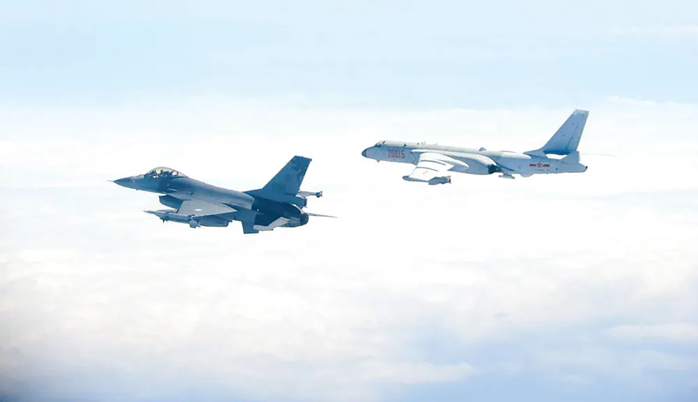 Máy bay F-16 được lãnh thổ Đài Loan mua của Mỹ bay cạnh máy bay ném bom H-6 (phải)  của Trung Quốc 