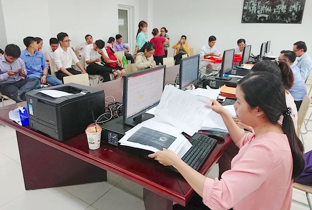 Giải quyết hồ sơ cho người dân tại UBND quận Thủ Đức, TPHCM. Ảnh: KIỀU PHONG