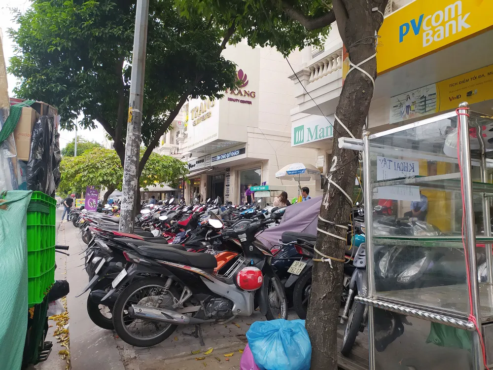 Chiếm dụng vỉa hè làm bãi đỗ xe