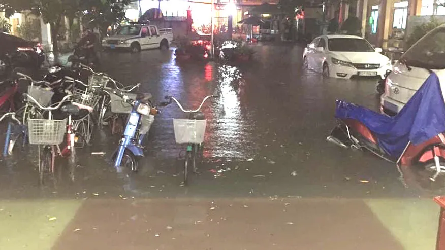 Tình trạng ngập nước thường xuyên trên tuyến đường Đỗ Xuân Hợp  ảnh hưởng đến đời sống sinh hoạt của người dân