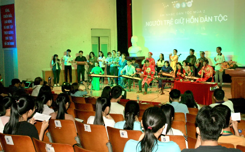 Đưa âm nhạc dân tộc giới thiệu đến sinh viên học sinh  là một giải pháp để giữ được văn hóa truyền thống dân tộc. Ảnh: THÚY BÌNH