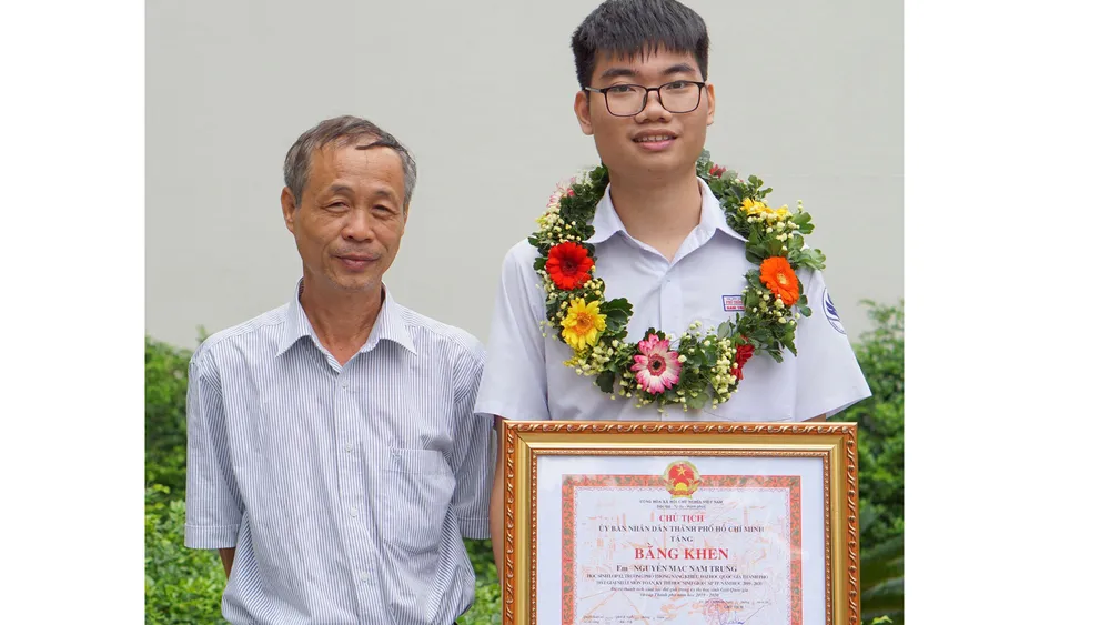 Em Nguyễn Mạc Nam Trung  và thầy Nguyễn Trọng Tuấn.  Ảnh: HOÀNG HÙNG