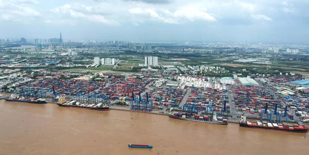 Dịch vụ logistics không còn là ngành nghề đầu tư kinh doanh có điều kiện  (Ảnh: Bốc dỡ hàng tại cảng Cát Lái, TPHCM). Ảnh: CAO THĂNG