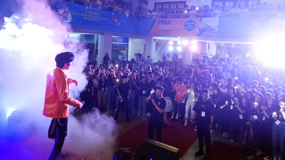 Nghệ sĩ và khán giả cần một không gian,  từ đời thực đến mạng xã hội văn minh, thân thiện. Ảnh: FBNV