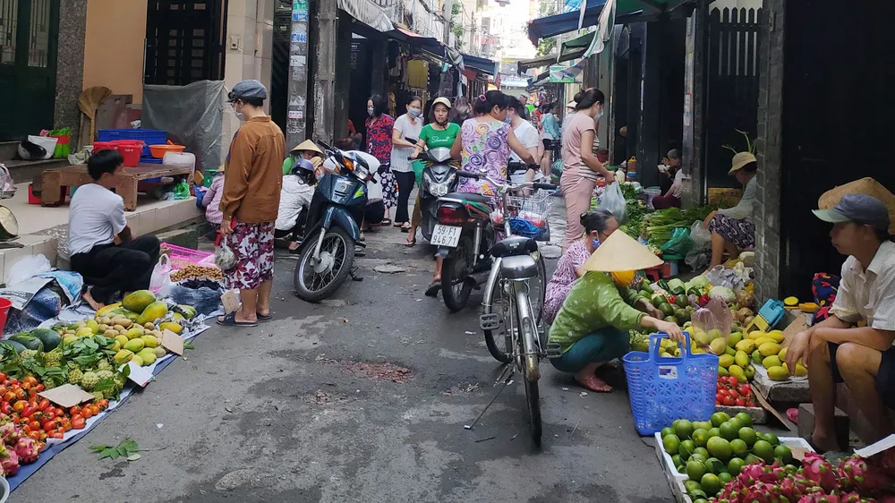 Chợ tự phát chiếm hết con hẻm 430,  đường Cách Mạng Tháng Tám (phường 11, quận 3, TPHCM). Ảnh: BÙI ANH TUẤN