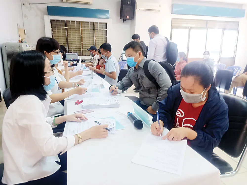 Người lao động tại Sàn giao dịch việc làm  do Trung tâm DVVL TPHCM tổ chức