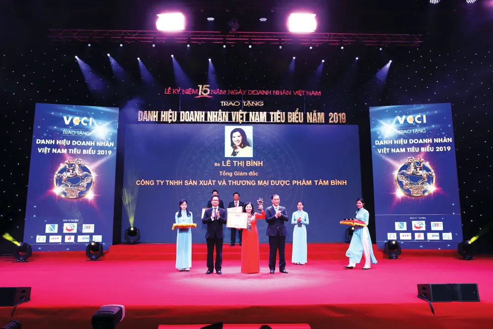 Ds Lê Thị Bình nhận cúp Thánh Gióng -  Tôn vinh 100 nữ Doanh nhân Việt Nam tiêu biểu