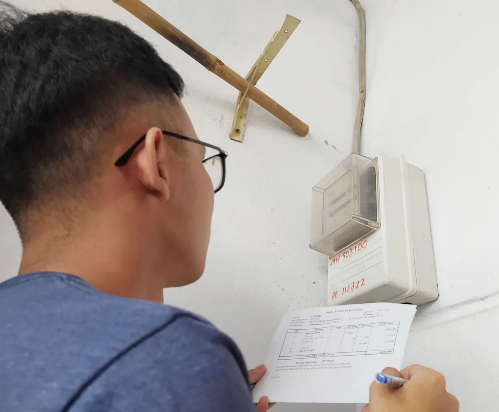 Nhiều người thuê trọ vẫn đang bị tính giá tiền điện cao  so với quy định