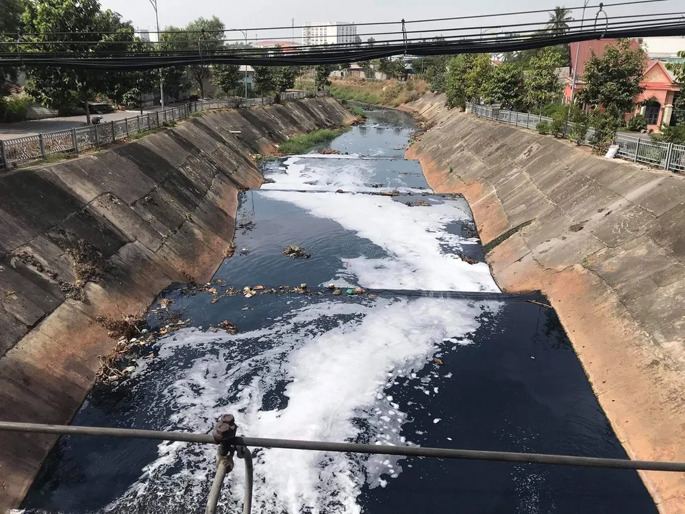 Dù tốn cả ngàn tỷ đồng để cải tạo, đến nay kênh Ba Bò vẫn ô nhiễm nặng nề. Ảnh: ĐỨC TRUNG