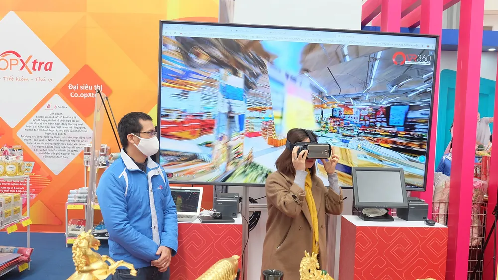 Tham gia trải nghiệm mô hình mua sắm ảo tại gian hàng Saigon Co.op