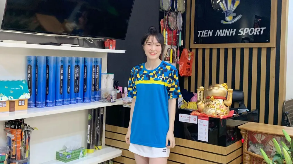 Sau cầu lông, Vũ Thị Trang chăm chút cho công việc kinh doanh. Ảnh: NVCC