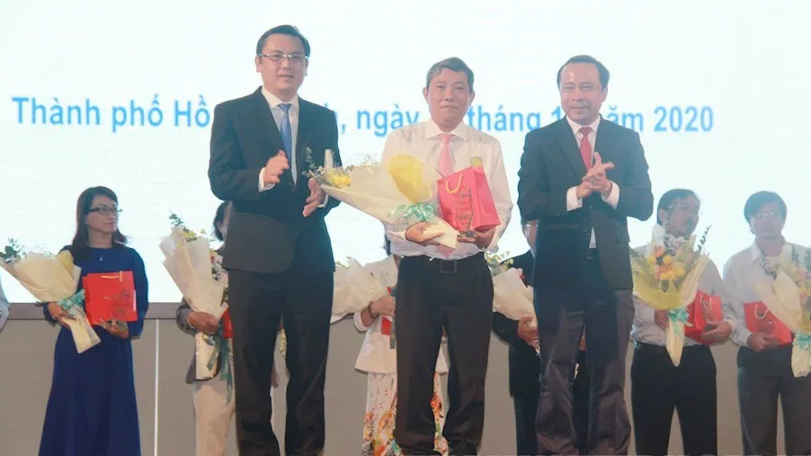 Lãnh đạo Đại học Quốc gia TPHCM chúc mừng các giảng viên vừa được công nhận danh hiệu Nhà Giáo Nhân dân, Giáo sư, Phó Giáo sư. Ảnh: THANHUYTPHCM.VN