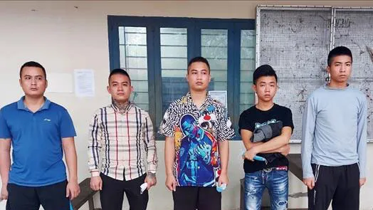 Các trường hợp nhập cảnh trái phép được Đồn biên phòng Phú Hữu bàn giao cho Ban Chỉ đạo phòng, chống dịch COVID-19 thực hiện cách ly tập trung theo quy định. Ảnh: TTXVN