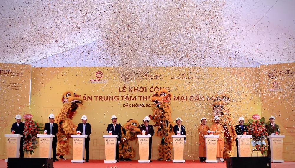 Ông Đỗ Quang Hiển, Chủ tịch HĐQT kiêm TGĐ Tập đoàn T&T Group và các đại biểu bấm nút khởi công dự án