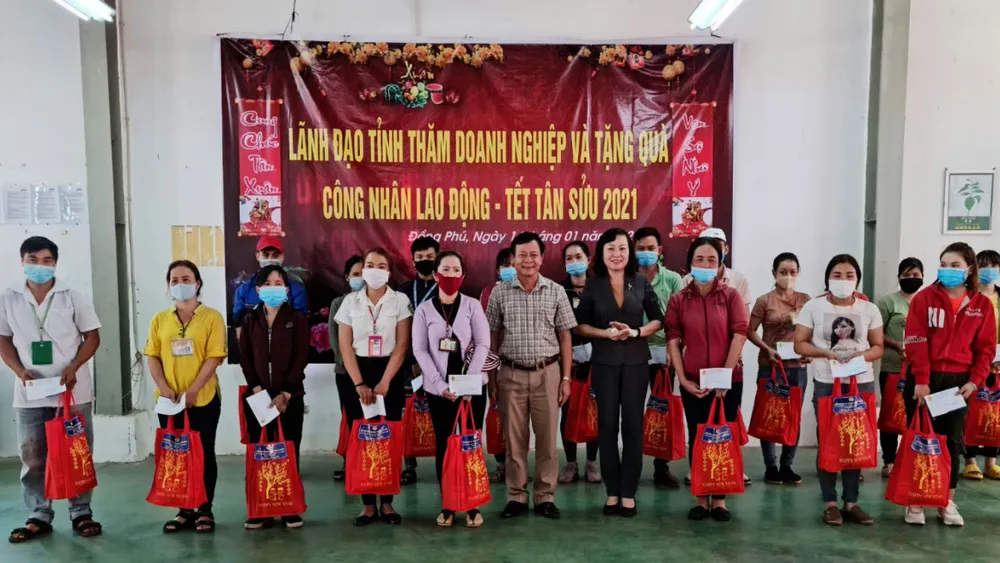 Phó Bí thư Thường trực Tỉnh ủy Bình Phước Huỳnh Thị Hằng tặng quà Tết  cho công nhân nghèo ở huyện Đồng Phú