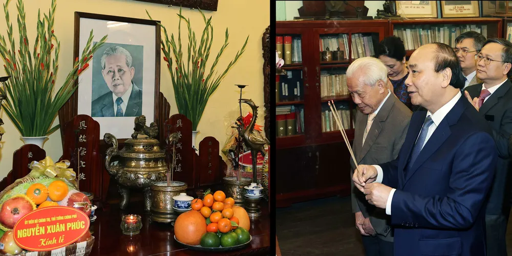 Thủ tướng Nguyễn Xuân Phúc dâng hương tưởng nhớ Tổng Bí thư Lê Duẩn.  Ảnh: TTXVN