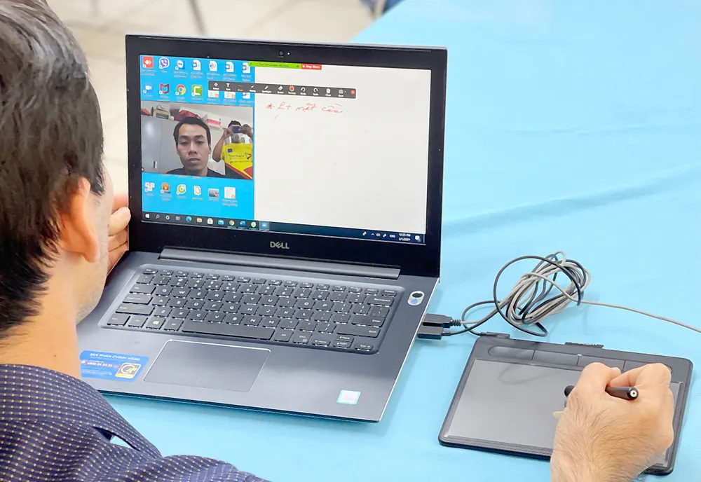 Thầy Hà Minh Sơn, Trường THPT Nguyễn Du (quận 10) đang dạy trực tuyến với camera  và bảng viết kỹ thuật số. Ảnh: HOÀNG HÙNG